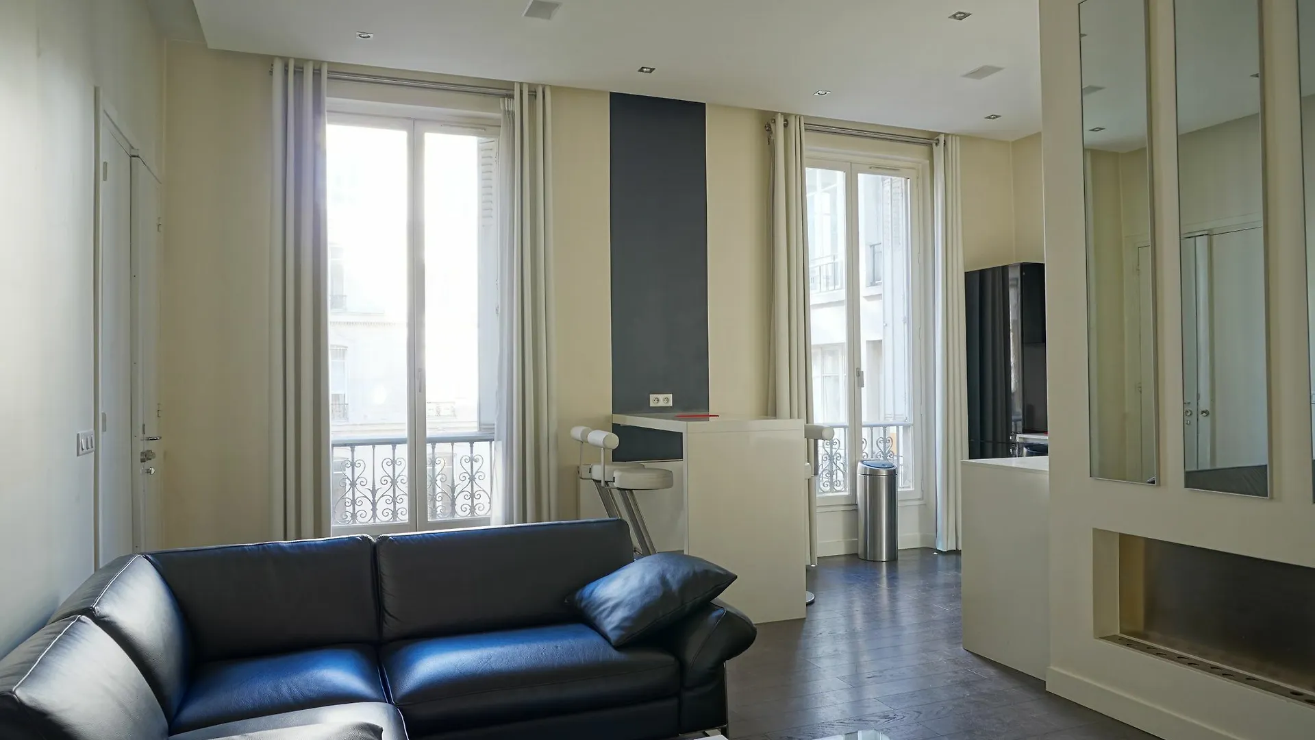 Champs-Elysees - 2 Pieces - Paris 8 Apartment